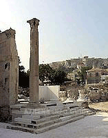 De Bibliotheek van Hadrianus met de Akropolis op de achtergrond