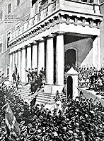 Η πυρετός του πολέμου την παραμονή του Ελληνοτουρκικού πολέμου το 1897 φθάνει στην κορύφωσή του. Εικόνα διαδήλωσης μπροστά από το βασιλικό παλάτι για την κήρυξη του πολέμου. – Κ. Rose, Εκδόσεις Κουριερ, Αθήνα