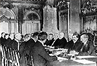 Η συνεδρίαση της ολομέλειας των Βαλκανικών κρατών για την υπογραφή της Συνθήκης του Βουκουρεστίου, η οποία έθετε τα σύνορα των Βαλκανικών χωρών μετά το πέρας του Δεύτερου Βαλκανικού Πολέμου – Ιστορικό Ίδρυμα Ε. Βενιζέλου, Αθήνα