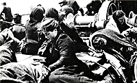 Έλληνες μετανάστες στο κατάστρωμα πλοίου με προορισμό την Αμερική – Φωτ. Λαδης, Εκδόσεις Μνήμες, Αθήνα