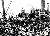 Έλληνες στρατιώτες αποβιβάζονται στη Σμύρνη τον Μάιο του 1919 – Φωτογραφικό Αρχείο του Πολεμικού Μουσείου Αθηνών