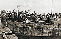 Η μεταφορά στον Πειραιά με πλοίο των συλληφθέντων αξιωματικών του στρατού που είχαν συμμετάσχει στο πραξικόπημα. – Εκδοτική Αθηνών