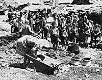 Στρατόπεδο στον Δομοκό το 1949. Πολλά αυτοσχέδια στρατόπεδα δημιουργήθηκαν εκείνη την περίοδο από κατοίκους των ορεινών όγκων της κεντρικής και βόρειας Ελλάδας, οι οποίοι αναγκάστηκαν να εγκαταλείψουν τις εστίες τους εξαιτίας του Εμφυλίου Πολέμου – Συλλογή Τολη