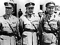Οι κύριοι ηγέτες της χούντας: (από τα αριστερά προς τα δεξιά) Ταξίαρχος Παττακός, Συνταγματάρχης Παπαδόπουλος και Συνταγματάρχης μακαρεζος