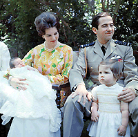 Ο Βασιλιάς Κωνσταντίνος ο 2ος και η Βασίλισσα Άννα-Μαρία της Ελλάδος με τα δύο τους μωρά, την Πριγκίπισσα Αλεξία της Ελλάδος και της Δανίας και τον Παύλο στο Βασιλικό Παλάτι στην Αθήνα το 1967