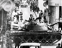 Τανκ περιπολούν τους δρόμους της Αθήνας τον Νοέμβριο του 1973