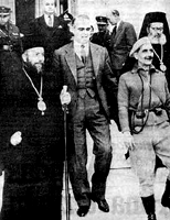 Από τ’αριστερά προς τα δεξιά: Αρχιεπίσκοπος μακάριος ο 3ος, Πρωθυπουργός Καραμανλής και Στρατηγός Γεώργιος Γρίβας