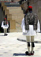 Evzones in hun ceremoniele ‘zondagse’ uniform