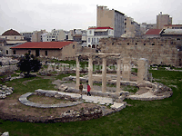 Η Τετράκογχος, που θεμελιώθηκε κατά τον 5ο αιώνα, είναι πιθανόν η παλαιότερη Χριστιανική εκκλησία στην Αθήνα. Χτίστηκε στο κέντρο της Βιβλιοθήκης του Αδριανού