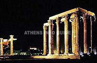 De tempel van de Olympische Zeus bij nacht