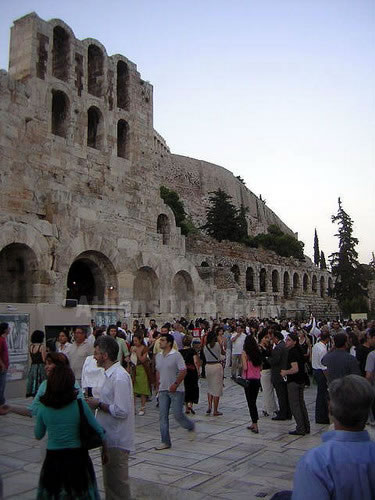 De voorgevel van het Odeion van Herodes Atticus en een deel van de verdedigingsmuur van de Akropolis