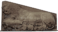 Δεξί τμήμα γρανιτένιου αετώματος όπου απεικονίζεται λέαινα ενώ κατασπαράζει μικρό ταύρο. Πιθανολογείται ότι προέρχεται από το ανατολικό αέτωμα του Εκατομπεδου (ένας από του Προ-Παρθενώνες). Χρονολογείται στις αρχές του 6ου αιώνα π.Χ.. Το κεφάλι της λέαινας μοιάζει με αυτό αρσενικού λιονταριού και το θηλυκό φύλο γίνεται σαφές μόνο αν κοιτάξουμε το στήθος, οι θηλές του οποίου είναι βαμμένες κόκκινες - Μουσείο της Ακρόπολης