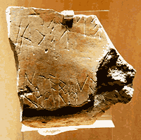 Fragment van een kalksteen met een inscriptie gevonden op de Akropolis in Athene. De twee overblijvende regels zijn geschreven in boustrophedon (van rechts naar links en van links naar rechts). Het opschrift is een van de vroegste voorbeelden van het Griekse schrift op steen (8ste eeuw VC) - Nationaal Archeologisch Museum Athene