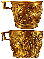 De Vapheio bekers. Een paar gouden bekers gevonden in het koepelgraf van Vapheio in Laconia. De afbeeldingen in relief tonen scenes uit een stierenjacht. Het zijn uitzonderlijke meesterwerken van Creto-Myceense metaalbewerking daterend van de eerste helft van de 15de eeuw VC - Nationaal Archeologisch Museum Athene