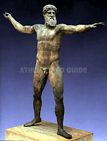 Het beroemde beeld van Poseidon of Zeus van Artemision. Bronzen beeld in de Ernstige Stijl. De God staat klaar om zijn drietand of bliksem te werpen - Nationaal Archeologisch Museum Athene