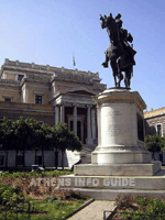 Το Εθνικό Ιστορικό Μουσείο της Ελλάδος και το άγαλμα του Κολοκοτρώνη μπροστά από αυτό