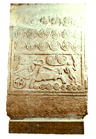 Grafmonument, vervaardigt uit schaalachtige zandsteen, met een reliefafbeelding van een jacht- of een vechttafereel met inbegrip van de strijdwagen. Daterend van de tweede helft van de 16de eeuw VC. - - Nationaal Archeologisch Museum Athene