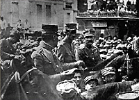 Foto van de aankomst van de leiders van het Revolutionaire Comite: N. Plastiras, St. Gonatas en D. Phokas in Athene op 15 september 1922. De inwoners van Athene ontvingen hen met open armen - Fotoarchief van de Historische stichting van Eleftherios Venizelos, Athene