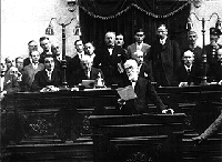 17 oktober 1928: Eleftherios Venizelos stelt het beleid van zijn regering voor in de openingssessie van het parlement dat gevormd werd na de verkiezingen van 19 augustus 1928. Twee dagen later werd I. Tsirimokos gekozen tot parlementsvoorzitter – Eleftherios Venizelos Museum, Athene