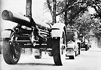Duitse artillerie op weg in de Balkan