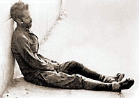 Een van honger uitgeputte man in de straten van Athene - Fotoarchief van de Geschiedkundige en Etnologische Vereniging van Griekenland, Athene