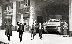 Британские солдаты арестовывают членов ΕΛΑΣ. Афины, декабрь 1944 - Фотоархив Военного музея, Афины
