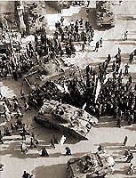 Gepantserde voertuigen komen tussen in de demonstratie in Athene in December 1944 - Dmitri Kessel, Ellada 1944, AMMOS Edities