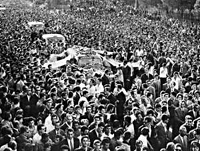 De begrafenis van Grigoris Lambrakis in mei 1963 – Fotoarchieven van K. Megalokonomou. Ekdotiki Athinon, Athene