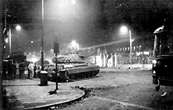 Deze foto werd luttele seconden gemaakt voor de tank op 17 november 1973 om 03:00 uur door de hoofdingang van de Athene Polytechnic stormde