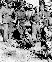Guerrilla soldaat Markos Drakos (links) en zijn bende. Hij was de rechterhand van Grivas. Op 18 januari 1957 werd hij door Britse strijdkrachten in Solea gedood