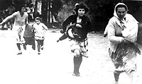 Turks Cypriotische vrouwen en kinderen vluchten voor de aanvallen op Kucuk Kaymakli (Agios Vasilius) in 1963