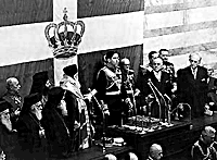 De aftredingceremonie van Koning Constantijn in het Griekse Parlement in mart 1964 – Fotoarchieven van K. Megalokonomou. - Ekdotiki Athinon, Athene