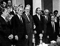 Papandreou's eerste regering tijdens de eedafleggingceremonie. Van links naar rechts: K. Simitis, A. Kaklamanis, I. Charalampopoulos, A. Tzohatzopoulos, A. Papandreou, A. Koutsogiorgas, M. Merkouri, G. Gennimatas. 21 oktober 1981 - Fotoarchieven van K. Megalokonomou. - Ekdotiki Athinon, Athene