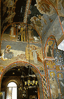 Мозаика над входом в церковьФреска в церкви Панагия Капникареа
