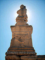 Гигантская статуя в Одеоне Агриппы в Древней Агоре в Афинах