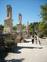 Только три из шести гигантских статуй остались после пожара в Одеоне Агриппы