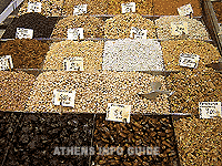Центральный афинский рынок предложит вам большой выбор орехов и сушёных фруктов 