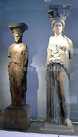 Две из пяти оригинальных Кариатид (420 г. до н.э.), молодых женщин, одетых в пеплос. Статуи поддерживали крышу южного портика Эрехтейона и были, возможно, произведениями работы Алкамена, ученика великого скульптора Фидия. — Акропольский музей